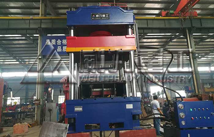 315噸灰斗車(chē)液壓機(jī)