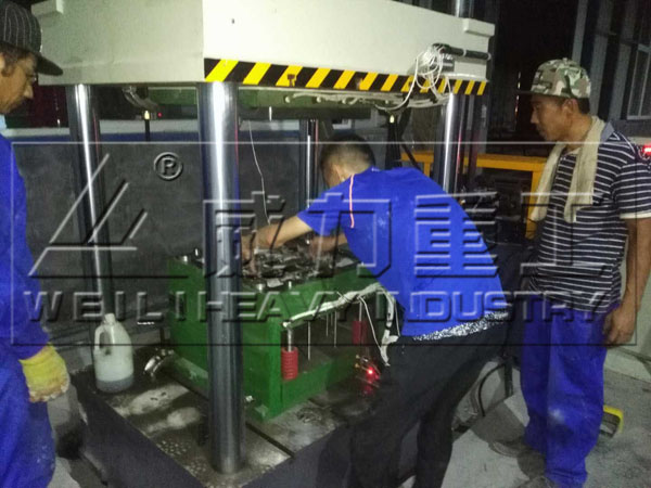 315噸樹脂井蓋成型液壓機(jī)開機(jī)前調(diào)試