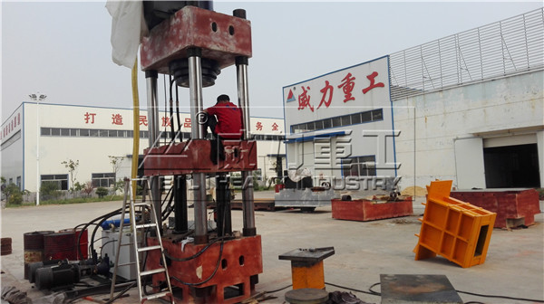 汽車遮陽(yáng)板液壓機(jī)組裝中